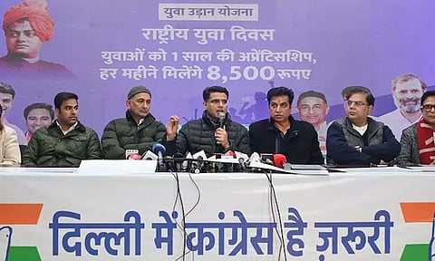 டெல்லி சட்டசபை தேர்தல்: வேலையில்லா பட்டதாரிக்கு வருடத்திற்கு ரூ.8,500 - காங்கிரஸ் வாக்குறுதி