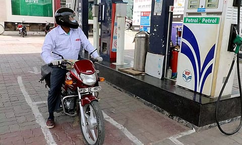 ஹெல்மெட் அணியாவிட்டால் பெட்ரோல் கிடையாது- உத்தரபிரதேச அரசு உத்தரவு