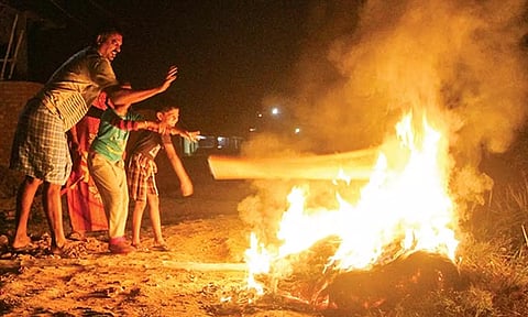 தமிழகத்தில் போகி பண்டிகை கொண்டாட்டம்- சென்னையில் காற்று மாசு அதிகரிப்பு