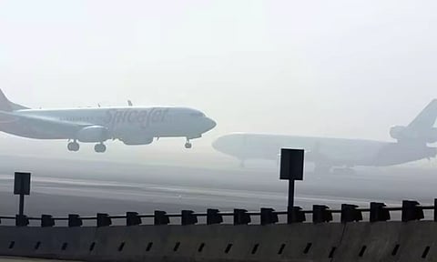 போகி பண்டிகை எதிரொலி- புகை மூட்டத்தால் விமான சேவை பாதிப்பு