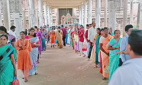 திருவாரூர் தியாகராஜசாமி கோவிலில் நீண்ட வரிசையில் நின்று பாததரிசனம் செய்த பக்தர்கள்.