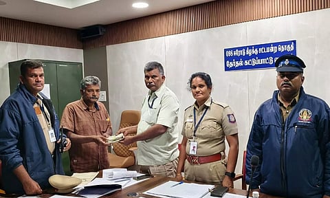 ஈரோடு மணிக்கூண்டு பகுதியில் கேரளா ஜவுளி வியாபாரியிடம் இருந்து ரூ.1 லட்சம் பணம் பறிமுதல்