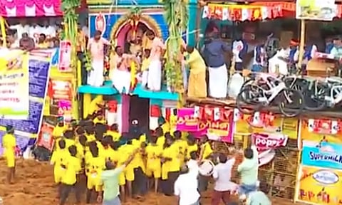 டங்ஸ்டன் சுரங்கத்திற்கு எதிராக பதாகை ஏந்திய ஜல்லிக்கட்டு பார்வையாளர்கள்