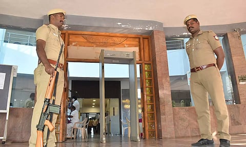 வேட்புமனு தாக்கல் நடைபெறும் மாநகராட்சி வளாகத்தில் துப்பாக்கி ஏந்திய போலீஸ் பாதுகாப்பு போடப்பட்டுள்ளது.