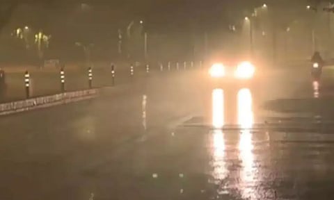 இரவு நேரத்தில் பெய்த மழை.. டெல்லியில் காற்றின் தரத்தில் முன்னேற்றம்