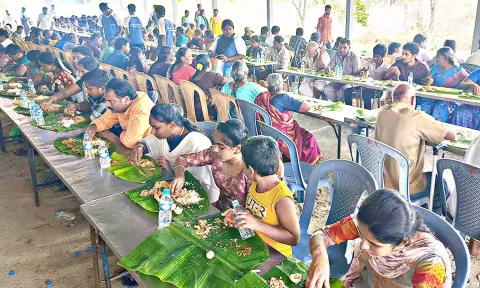பொங்கலையொட்டி முனியாண்டி கோவிலில் 100 ஆடு, 150 கோழிகள் பலியிட்டு அன்னதான விருந்து
