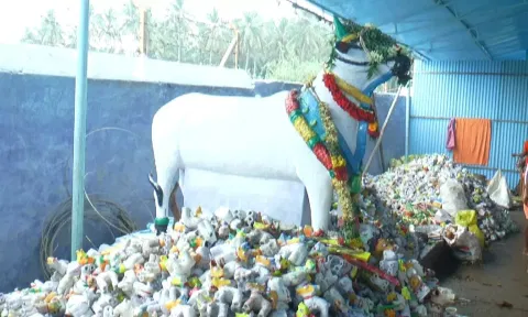 உருவார பொம்மைகள் வைத்து வழிபாடு நடத்திய பக்தர்கள்.