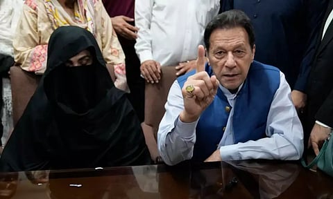 இம்ரான் கானுக்கு 14 ஆண்டுகள்.. மனைவிக்கு 7 ஆண்டுகள் சிறை - ஊழல் வழக்கில் பாக். நீதிமன்றம் அதிரடி