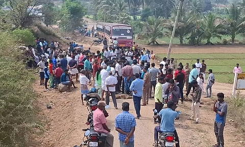 அடிப்படை வசதி கோரி சாலை மறியலில் ஈடுபட்ட பொதுமக்கள்: போக்குவரத்து பாதிப்பு