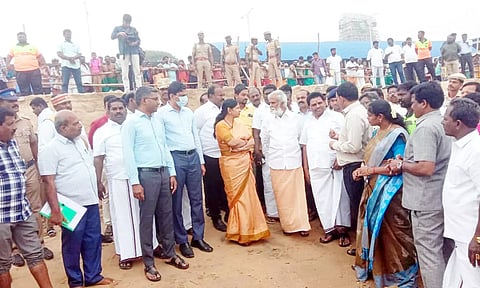 கடல் அரிப்பு ஏற்பட்ட பகுதியில் கனிமொழி எம்.பி., அமைச்சர்கள் சேகர்பாபு, அனிதா ராதாகிருஷ்ணன் ஆகியோர் ஆய்வு செய்த காட்சி.