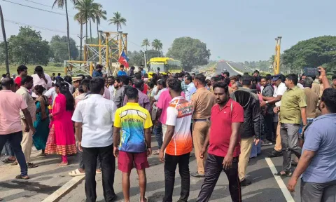 வாணியம்பாடி அருகே அம்பேத்கர் உருவப்படம் அவமதிப்பு- பொதுமக்கள் சாலை மறியல்