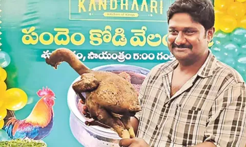 வறுக்கப்பட்ட பந்தய சேவலை ஏலத்தில் எடுத்த காட்சி