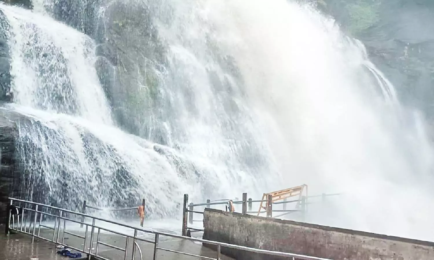 கொட்டித் தீர்த்த கனமழை: குற்றாலத்தில் வெள்ளப்பெருக்கு- சுற்றுலாப் பயணிகள் குளிக்க தடை