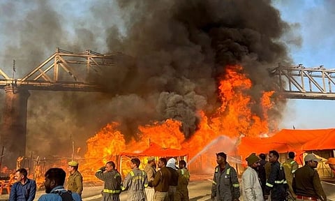 உத்தரபிரதேசத்தில் பரபரப்பு- மகா கும்பமேளாவில் கொழுந்துவிட்டு எரியும் தீ