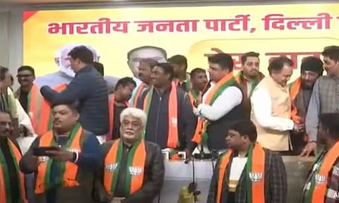 டெல்லி சட்டசபை தேர்தலுக்கு முன்னதாக பல ஆம் ஆத்மி தலைவர்கள் பாஜகவில் இணைந்தனர்