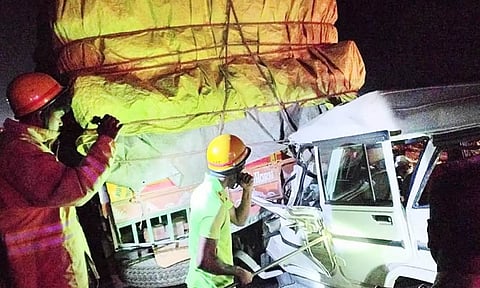 மதுரை அருகே லாரி மீது கார் மோதி விபத்து: ஒருவர் பலி, 5 பேர் படுகாயம்