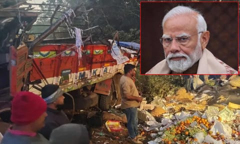 கர்நாடகாவில் லாரி விபத்தில் 10 பேர் பலி: பிரதமர் மோடி இரங்கல்- நிவாரணம் அறிவிப்பு