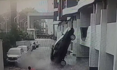 VIDEO: 2வது மாடியில் இருந்து சுவரை உடைத்துக்கொண்டு கீழே விழுந்த கார்.. ரிவர்ஸ் கியரால் விபரீதம்