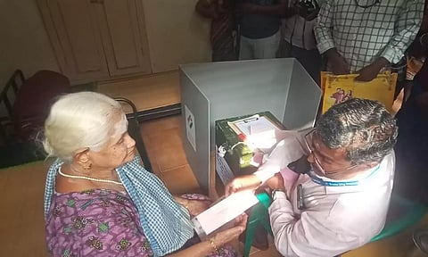 ஈரோடு கிழக்கு தொகுதி இடைத்தேர்தலுக்கான தபால் வாக்குப்பதிவு தொடங்கியது