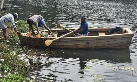 கொடைக்கானல் ஏரியில் 6 டன் மதுபாட்டில்கள் அகற்றம்: நகராட்சி அலுவலர்கள் நடவடிக்கை