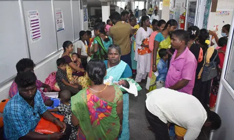 கடலூர் அரசு மருத்துவமனையில் குவிந்த நோயாளிகளை காணலாம்