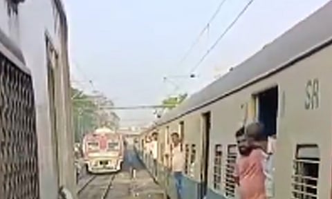 சிக்னல் கோளாறு- புறநகர் ரெயில் சேவை பாதிப்பு