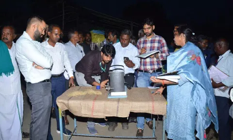 இரவிலும் ஆய்வு பணியில் ஈடுபட்ட மத்திய குழுவினர்: நெல்லின் மாதிரிகளை ஆய்வுக்கு எடுத்துச்சென்றனர்