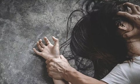 ஆட்டோ டிரைவரால் வன்கொடுமைக்கு ஆளான இளம்பெண் பிறப்புறுப்பில் கற்கள், பிளேடை சொருகிக்கொண்ட அவலம்..