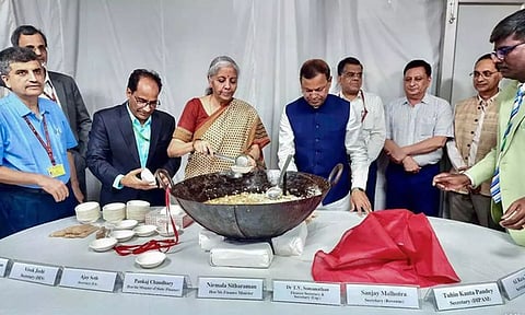 பட்ஜெட் தயாரிப்பு பணிகள்: அல்வா கிண்டும் நிகழ்ச்சியில் பங்கேற்றார் நிதி மந்திரி