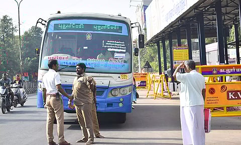 மஞ்சக்குப்பம் பஸ் நிறுத்தத்திற்குள் செல்லாத 11 பஸ்களுக்கு அபராதம்