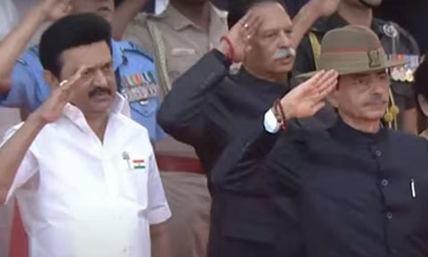 குடியரசு தினவிழா- தேசிய கொடியை ஏற்றி வைத்தார் கவர்னர் ஆர்.என்.ரவி