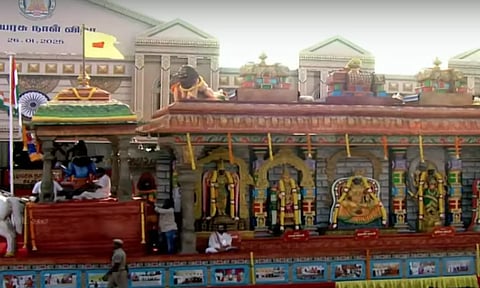 குடியரசு தின விழாவில் அலங்கார ஊர்திகளின் அணிவகுப்பை கண்டு ரசித்த கவர்னர், முதலமைச்சர்