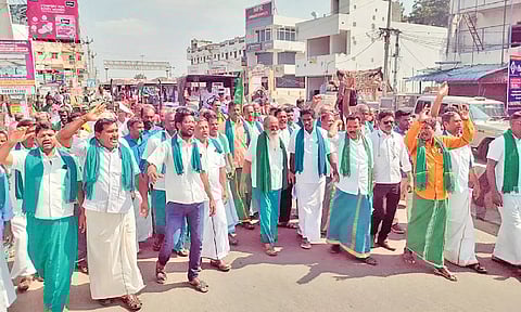 விவசாய விளைபொருளுக்கு உரிய ஆதார விலை வழங்க கோரி: விவசாயிகள் டிராக்டர் பேரணி