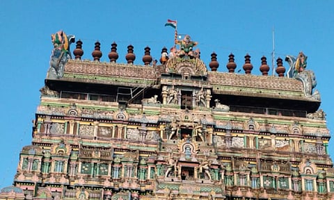 குடியரசு தினவிழா: சிதம்பரம் நடராஜர் கோவிலில் தேசியக்கொடி ஏற்றப்பட்டது