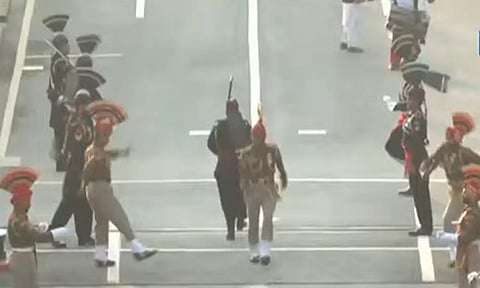 குடியரசு தினம்- வாகா எல்லையில் தேசிய கொடி இறக்கும் நிகழ்வு