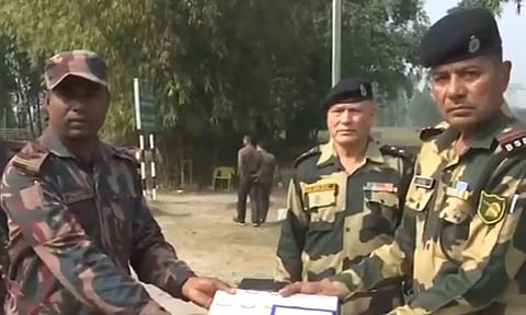 குடியரசு தினத்தை முன்னிட்டு இனிப்புகளை பரிமாறிக்கொண்ட இந்தியா - வங்காளதேச ராணுவத்தினர்