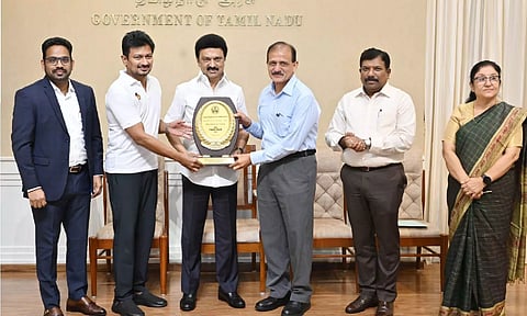 குடியரசு தின அணிவகுப்பு அலங்கார ஊர்திகளுக்கு முதலமைச்சர் மு.க.ஸ்டாலின் பரிசு