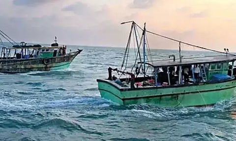 தமிழக மீனவர்கள் 13 பேரை சிறைபிடித்த இலங்கை கடற்படை