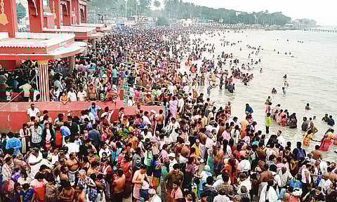 தை அமாவாசை: ராமேசுவரம் அக்னி தீர்த்தக்கடலில் லட்சக்கணக்கானோர் புனித நீராடல்