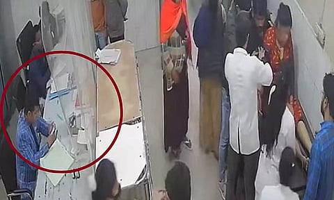 ஹாஸ்பிடலில் ரீல்ஸ் பார்த்த டாக்டர்.. கவனக்குறைவால் மூதாட்டி மரணம் - அதிர்ச்சி வீடியோ