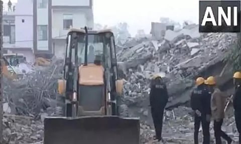 கடவுளுக்கு நன்றி: கட்டிட இடிபாடுகளில் இருந்து 30 மணி நேரத்துக்கு பிறகு மீட்கப்பட்ட குடும்பத்தினர் உருக்கம்