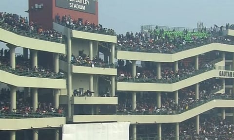 ரஞ்சி டிராபி: விராட் கோலியை காண மைதானத்தில் திரண்ட் ரசிகர்கள்