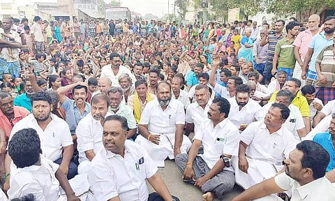 திருமங்கலம் அருகே மறியலில் ஈடுபட்ட ஆர்.பி.உதயகுமார் உள்ளிட்ட 100 பேர் கைது