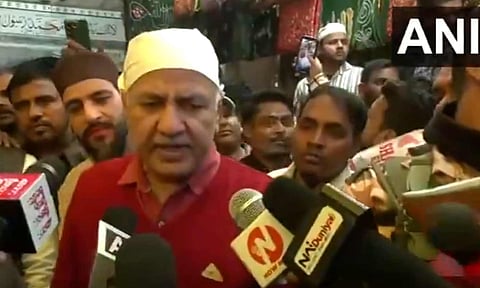 நாங்கள் டெல்லி மக்களுக்கு பணியாற்றியுள்ளோம்: அவர்கள் கொள்ளையடித்தவர்கள்- மணிஷ் சிசோடியா தாக்கு