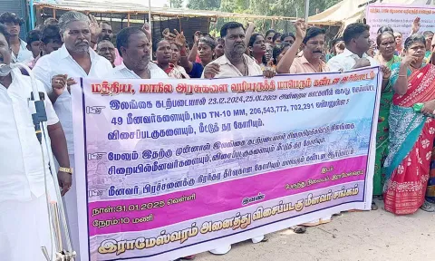 மீனவர்களை விடுதலை செய்யக்கோரி ராமேசுவரத்தில் விசைப்படகு மீனவர்கள் சங்கத்தினர் ஆர்ப்பாட்டத்தில் ஈடுபட்ட காட்சி.