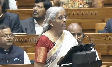 2025-26 நிதியாண்டுக்கான மத்திய பட்ஜெட்டை தாக்கல் செய்தார் நிதியமைச்சர்  நிா்மலா சீதாராமன்