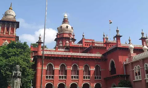 செப்டிக் டேங்கில் விஷவாயு தாக்கி தொழிலாளி இறந்தால் வீட்டின் உரிமையாளர்களே இழப்பீடு வழங்க வேண்டும் - ஐகோர்ட் அதிரடி