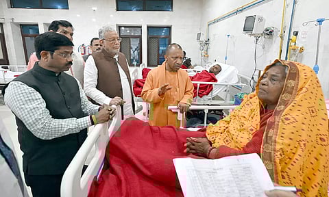 கும்பமேளா கூட்டநெரிசல்: காயமுற்றவர்களை மருத்துவமனையில் சந்தித்த முதல்வர் யோகி ஆதித்யநாத்