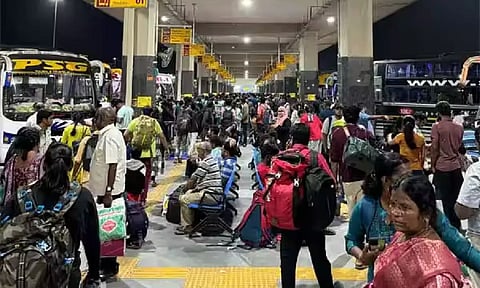 முகூர்த்த நாள்... கிளாம்பாக்கம் பஸ் நிலையத்தில் வெளியூர் பஸ்கள் கிடைக்காததால் பயணிகள் கடும் அவதி