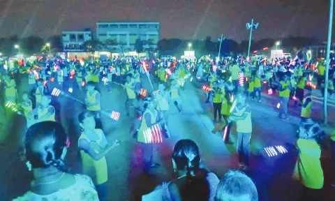 போதை ஒழிப்பு விழிப்புணர்வு: 3 மணிநேரம் சிலம்பம் சுற்றி மாணவர்கள் சாதனை